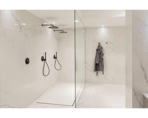 Salle de bain moderne avec douche, robinetterie et peignoir