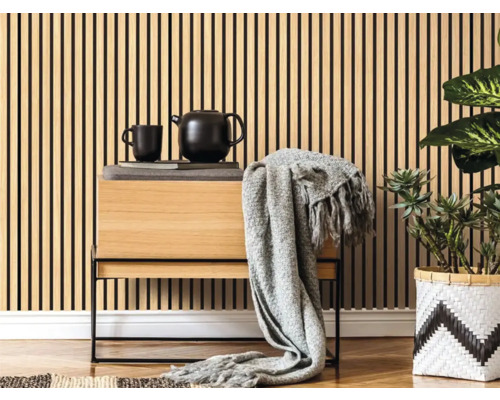 Wohnzimmer mit Wandpaneelen, Kommode und Zimmerpflanze