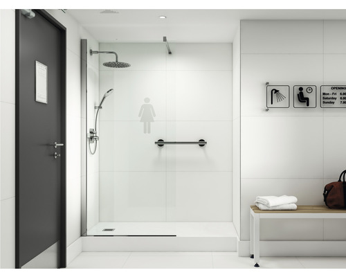 Badezimmer mit Dusche, Bank und Hinweisschildern