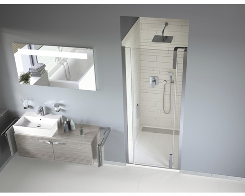 Badezimmer mit Waschbecken, Spiegel und Duschkabine