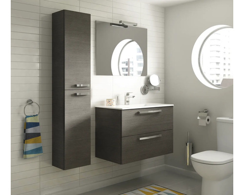 Salle de bain moderne avec meuble sous-lavabo, armoire de toilette et armoire haute pour accessoires de salle de bain.