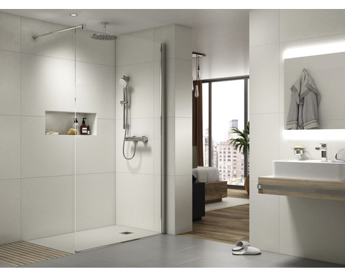 Helles Badezimmer mit ebenerdiger Dusche, Waschtisch und Spiegel