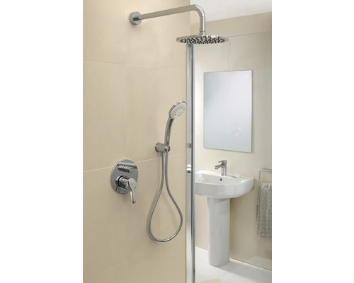 Salle de bain avec robinetterie de douche, douchette à main et robinetterie apparente