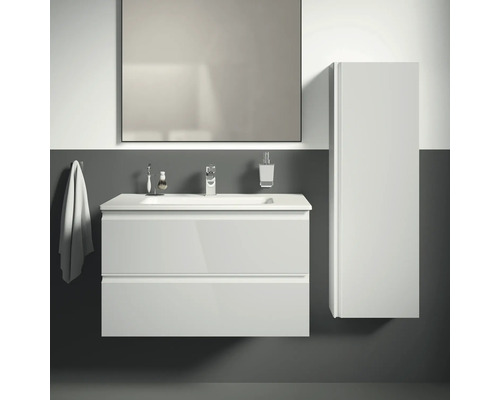 Salle de bain moderne avec meuble sous-lavabo, miroir et armoire haute.