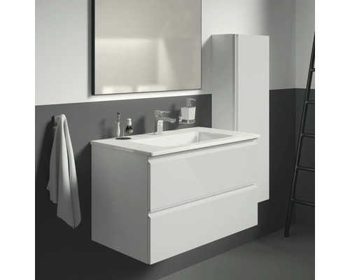 Salle de bains avec meuble sous-lavabo, lavabo, miroir et armoire haute