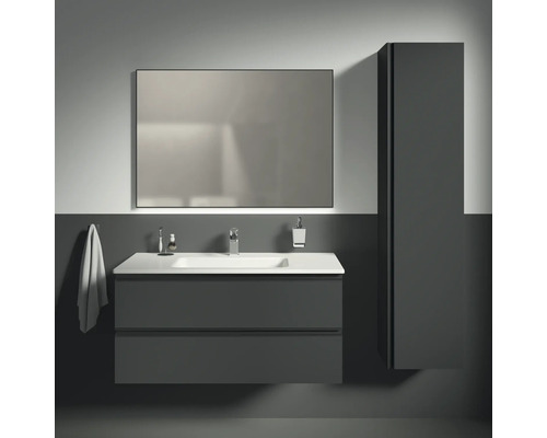 Modernes Badezimmer mit Waschtisch, Spiegel und Hochschrank für ein stilvolles Ambiente