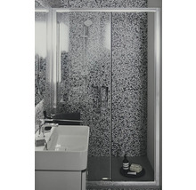 Badezimmer mit Duschkabine, Waschbecken und gemusterter Wand