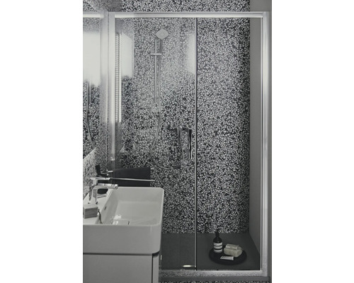 Salle de bains avec cabine de douche, lavabo et mur à motifs