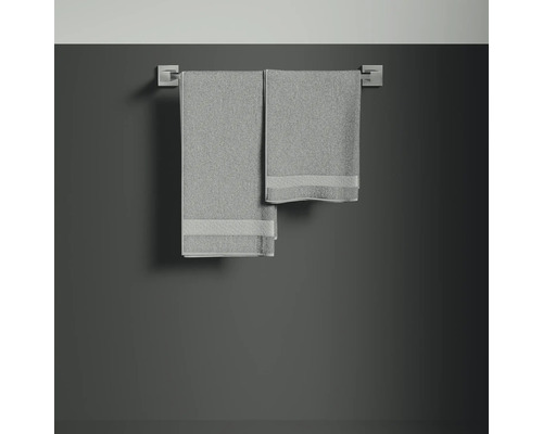 Zwei graue Handtücher hängen an einer Handtuchstange