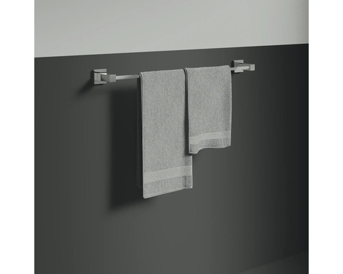 Handtuchhalter aus Metall mit zwei Handtüchern an einer dunklen Wand