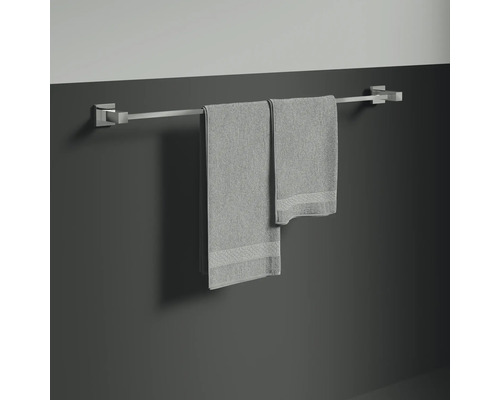 Handtuchhalter mit zwei Handtüchern an einer Wand