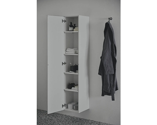 Weißer Hängeschrank mit offener Tür und mehreren Regalböden im Badezimmer.