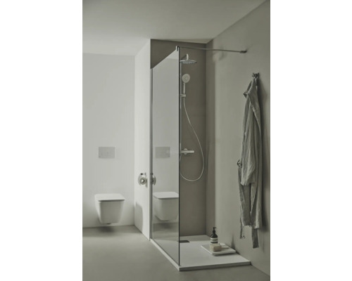 Salle de bain avec douche, toilettes et peignoir