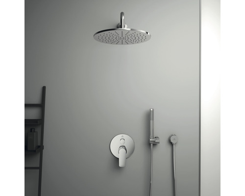 Duschkopf mit Handbrause und Armatur an einer Wand