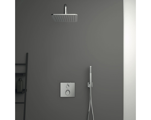 Ensemble de douche avec douche de tête, douchette à main et robinetterie sur mur gris