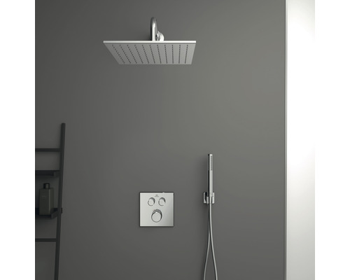 Pomme de douche carrée avec douchette à main et commande dans une salle de bains moderne.