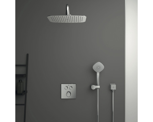 Système de douche avec douche de tête, douchette à main et robinet thermostatique sur un mur gris