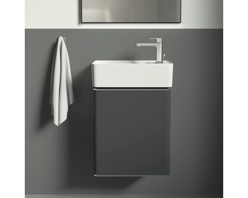 Meuble-lavabo avec armoire, robinet, miroir et serviette