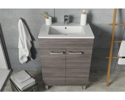 Badezimmer mit Waschtischunterschrank, Waschbecken, Armatur, Handtuch und Badaccessoires