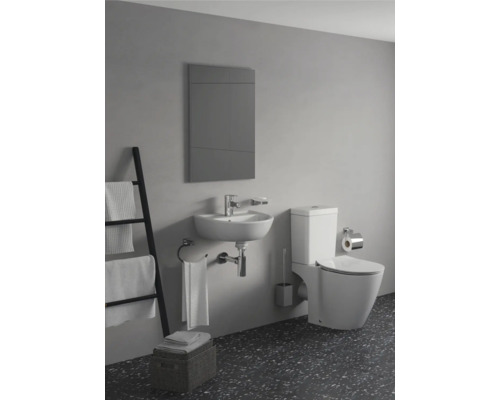 Badezimmer mit Waschbecken, Toilette, Spiegel und Handtuchhalter