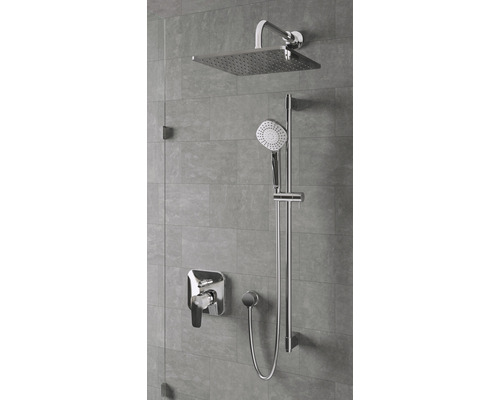 Duschset mit Kopfbrause, Handbrause und Thermostatarmatur an einer grauen Wand