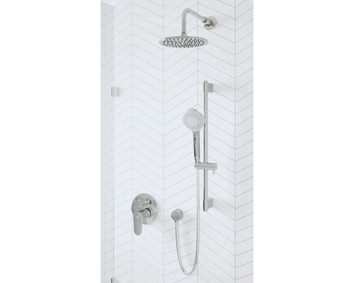 Dusche mit Kopfbrause, Handbrause und Armatur vor weißem Hintergrund