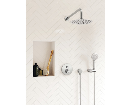 Robinet de douche avec douche de tête, douchette et mitigeur thermostatique dans une salle de bain