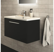 Salle de bains avec meuble sous-lavabo, lavabo, robinet, serviette et accessoires