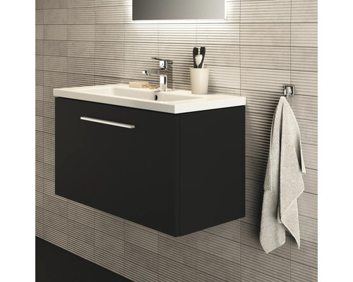 Badezimmer mit Waschbeckenunterschrank, Waschbecken, Armatur, Handtuch und Accessoires