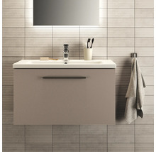 Salle de bain moderne avec meuble sous-lavabo, miroir et porte-serviettes