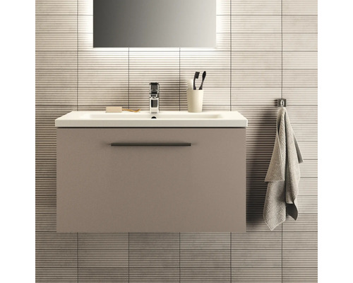 Modernes Badezimmer mit Waschbeckenunterschrank, Spiegel und Handtuchhalter