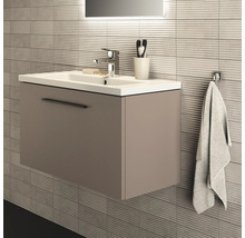 Salle de bains avec meuble sous-lavabo, lavabo, robinet et porte-serviettes