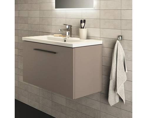 Badezimmer mit Waschtischunterschrank, Waschbecken, Armatur und Handtuchhalter