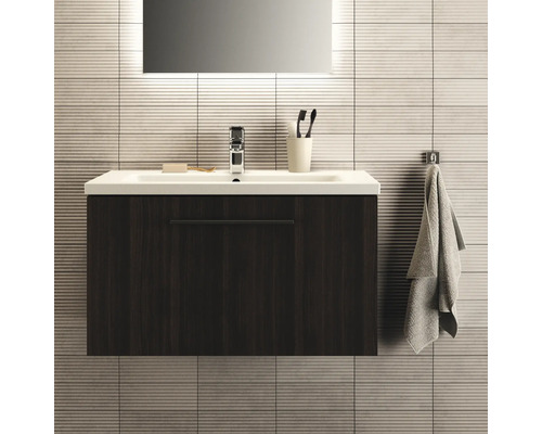 Badezimmer mit Waschtischunterschrank, Waschbecken, Spiegel, Armatur und Handtuchhalter