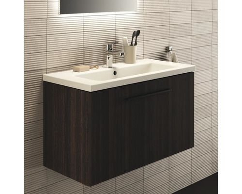 Modernes Badezimmer mit Waschtischunterschrank, Waschbecken, Armatur und Accessoires.