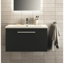 Salle de bains avec meuble sous-vasque, robinet, serviette et miroir