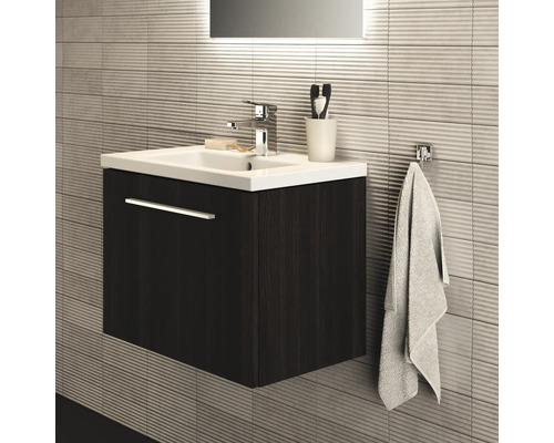 Badezimmer mit Waschbeckenunterschrank, Armatur und Handtuch