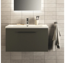 Salle de bain avec meuble sous-vasque, robinetterie, miroir et serviette
