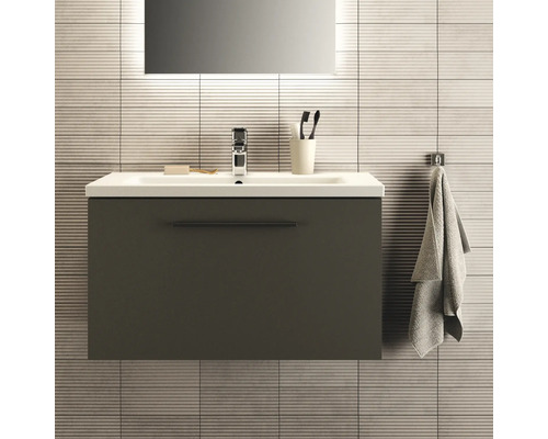 Badezimmer mit Waschbeckenunterschrank, Armatur, Spiegel und Handtuch