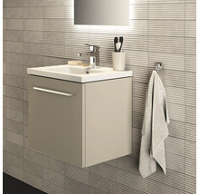 Salle de bain moderne avec meuble sous-lavabo, robinetterie et porte-serviettes sur mur structuré