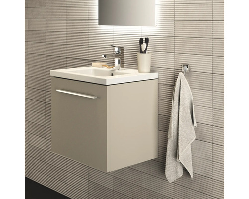 Modernes Badezimmer mit Waschbeckenunterschrank, Armatur und Handtuchhalter an strukturierter Wand