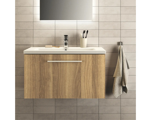 Badezimmer mit Waschtischunterschrank, Waschbecken, Spiegel und Handtuch