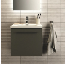 Salle de bain avec meuble sous-lavabo, robinet, miroir et serviette