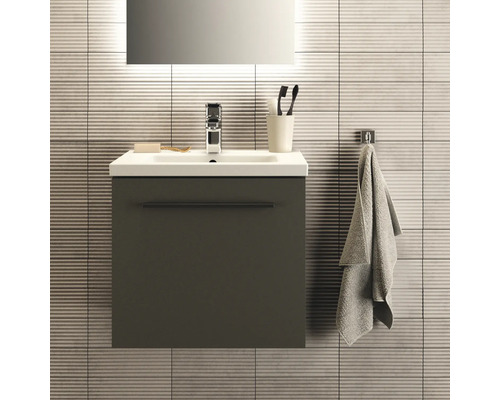 Badezimmer mit Waschbeckenunterschrank, Armatur, Spiegel und Handtuch