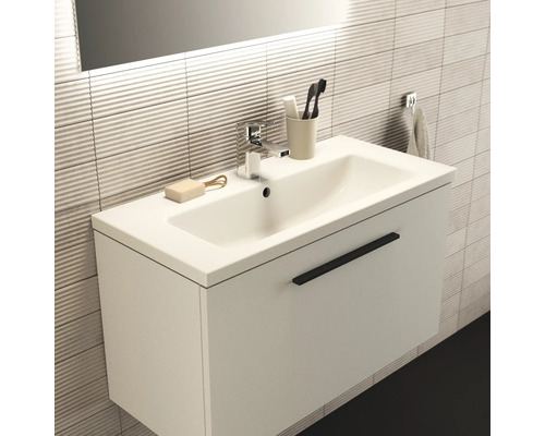 Salle de bains avec lavabo, robinet et meuble sous-lavabo