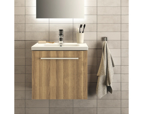 Meuble-lavabo de salle de bains avec décor bois, miroir et porte-serviettes sur un mur carrelé