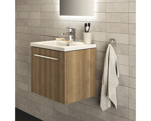 Salle de bains avec meuble sous-lavabo, lavabo, robinetterie et porte-serviettes