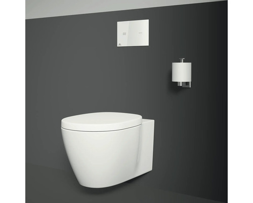 Wandhängendes WC mit Betätigungsplatte und Toilettenpapierhalter