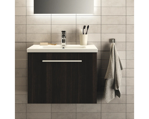 Waschtischunterschrank mit Armatur, Handtuch und Badaccessoires in modernem Badezimmer