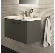 Salle de bains moderne avec meuble sous-lavabo, robinet et porte-serviettes